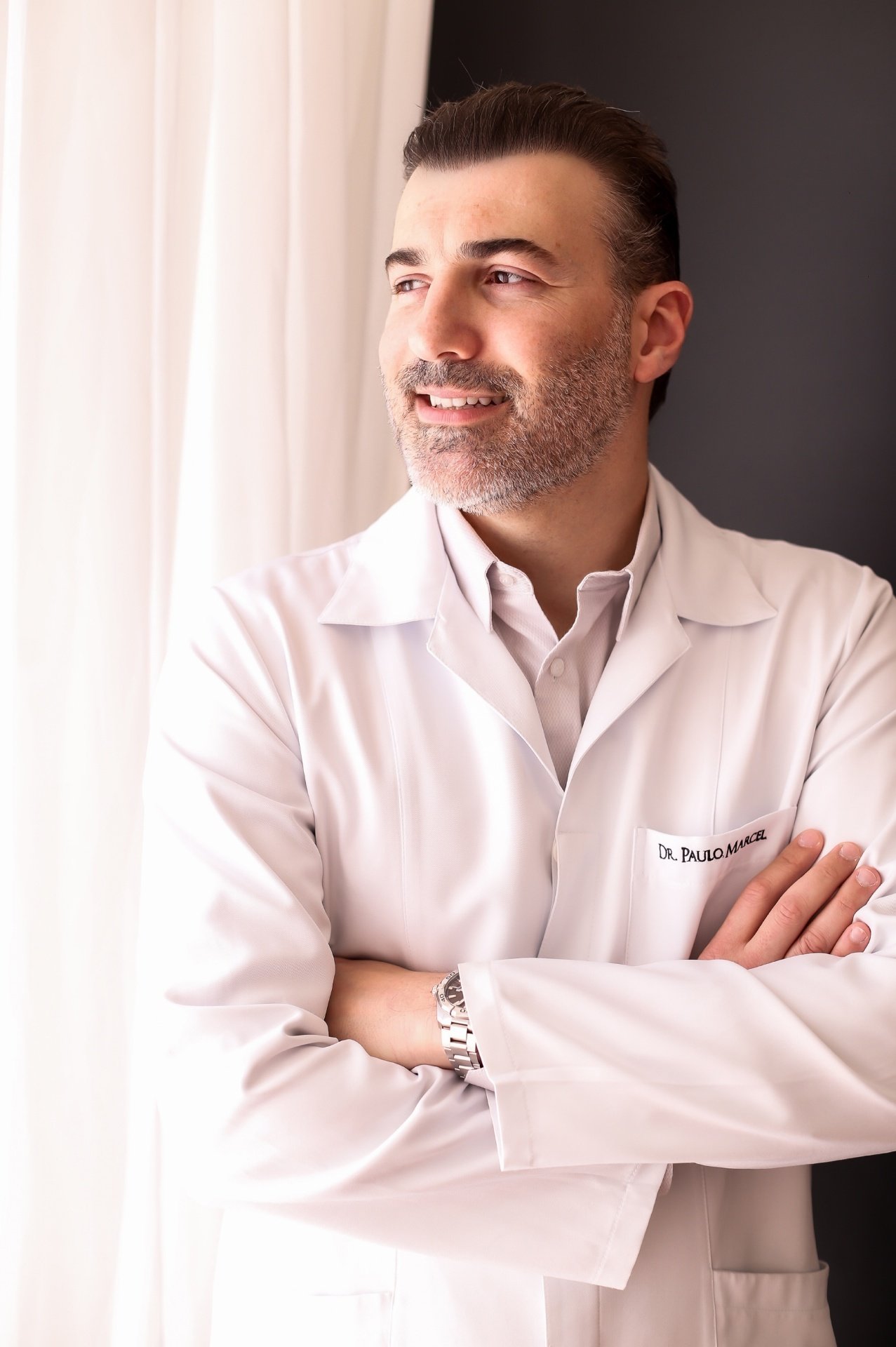 Dr. Paulo Marcel em seu consultório